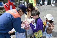 スタンプラリーを制覇し、消防関係のグッズを受け取る子どもたち