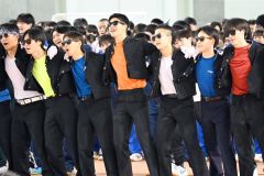 開会式では両校の応援団やチアリーダーによるエール交換が行われた