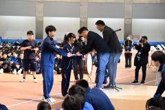 三柏ＯＢ戦実行委員会から両校寄付が贈られた