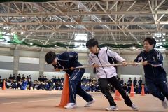 一般交流種目の「台風の目」で奮闘する生徒たち