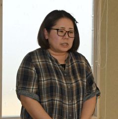 あいさつする丹野新会長