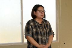 あいさつする丹野新会長