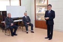 支援者の出馬要請に対して感謝の意を話す佐々木氏（右）