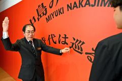 美術館スタッフと展示内容を確認する野上義秀館長（須貝拓也撮影）