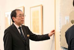 展示作品を確認する野上義秀館長（須貝拓也撮影）