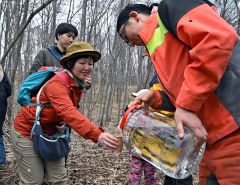 参加者に無色透明で、ほのかに甘みを感じられるシラカバ樹液を提供する川瀬さん（右）