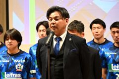 壇上で今季の決意を語る城彰二統括ＧＭ