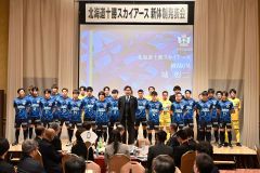 壇上で今季の決意を語る城彰二統括ＧＭ