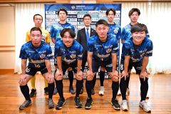 今季の新加入選手ら。前列左から齋藤力壮、水野匠弥、辻田力、瀬戸匠海。後列左から乳井克樹、佐藤友、八津川義廣監督、山下亮介主将、橋本修平