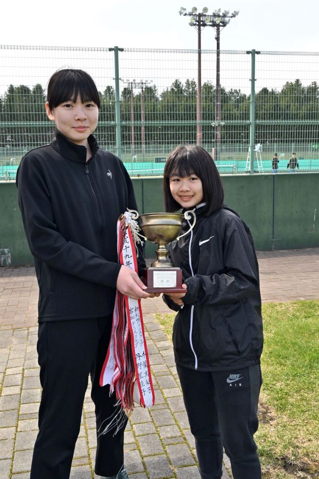 【写真】橘・藤原組14歳以下全道V、細谷組は18歳以下準優勝 道ジュニア室内テニス選手権女子複