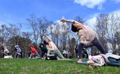 開花前の桜の下で「Ｓａｋｕｒａ　Ｙｏｇａ」　緑ヶ丘公園 12