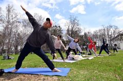 開花前の桜の下で「Ｓａｋｕｒａ　Ｙｏｇａ」　緑ヶ丘公園 13