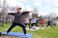 開花前の桜の下で「Ｓａｋｕｒａ　Ｙｏｇａ」　緑ヶ丘公園 14