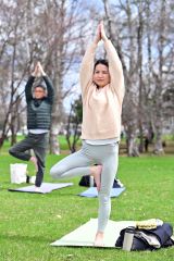 開花前の桜の下で「Ｓａｋｕｒａ　Ｙｏｇａ」　緑ヶ丘公園 2