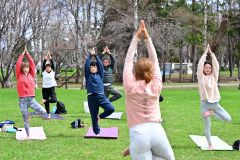 開花前の桜の下で「Ｓａｋｕｒａ　Ｙｏｇａ」　緑ヶ丘公園 3
