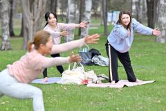 開花前の桜の下で「Ｓａｋｕｒａ　Ｙｏｇａ」　緑ヶ丘公園 4