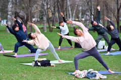 開花前の桜の下で「Ｓａｋｕｒａ　Ｙｏｇａ」　緑ヶ丘公園 5