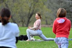 開花前の桜の下で「Ｓａｋｕｒａ　Ｙｏｇａ」　緑ヶ丘公園 6