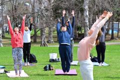 開花前の桜の下で「Ｓａｋｕｒａ　Ｙｏｇａ」　緑ヶ丘公園 8