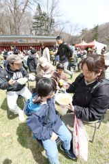 義経鍋を味わう人々