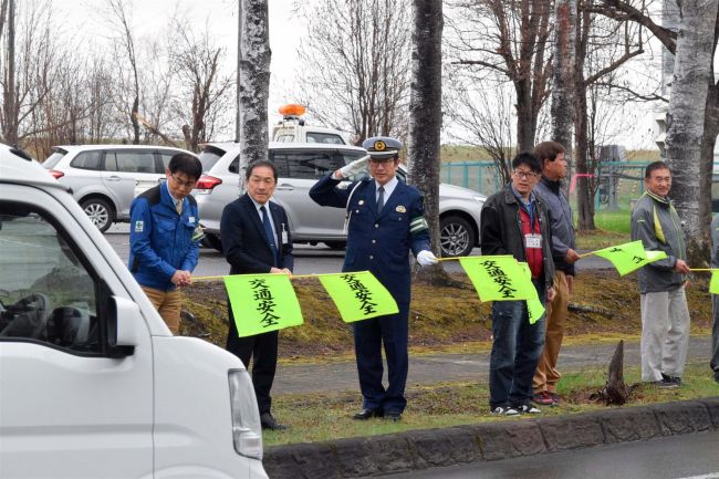 【写真】交通安全意識高めて　池田町建設工事安全連絡協議会が啓発パレード