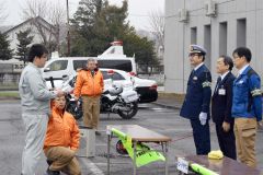 安全宣言する平井さん（左）