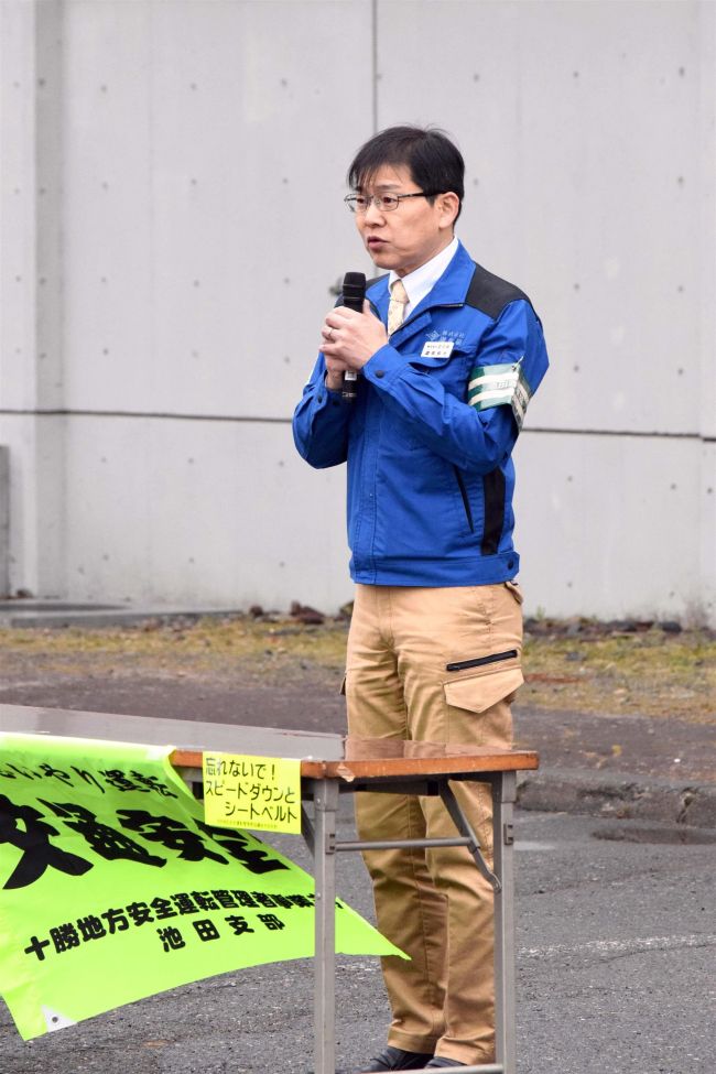 【写真】交通安全意識高めて 池田町建設工事安全連絡協議会が啓発パレード