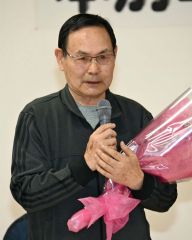 退任のあいさつをする小川氏
