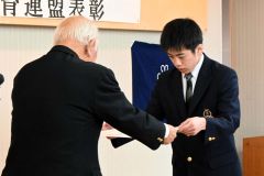 熊谷会長（左）から賞状を受け取る受賞者