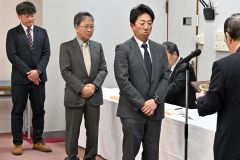 表彰された（右から）角田学さん、瓦井利之さん、八巻慎吾さん