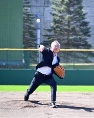 始球式を任された石田教育部長