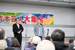 観客の前で漫才を披露するザ・ぼんち