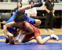 【Ｕ１７グレコローマン５５キロ級１回戦・田澤祥樹―阿部心】３位入賞を遂げた帯北の田澤祥樹（右）＝横浜武道館（大賀章好撮影）