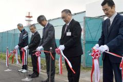 テープカットする安井町長（右から２人目）ら関係者