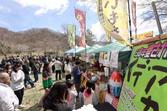 食やステージ大盛況　春到来　本別山渓つつじ祭り
