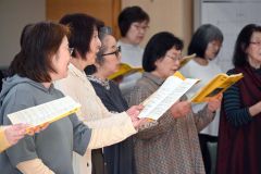 本番を間近に控え、練習に熱を入れる女声合唱団クールビヨン（２６日午後３時４０分ごろ、帯広啓西小）
