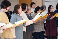 本番を間近に控え、練習に熱を入れる女声合唱団クールビヨン（２６日午後３時４０分ごろ、帯広啓西小）