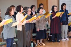 本番を間近に控え、練習に熱を入れる女声合唱団クールビヨン（２６日、帯広啓西小）