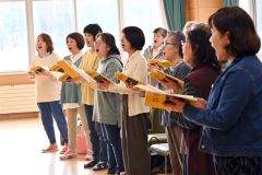本番を間近に控え、練習に熱を入れる女声合唱団クールビヨン（２６日、帯広啓西小）