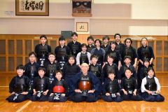 光川さん（前列中央）を囲む剣士たち（須貝拓也撮影）