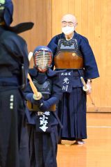子どもたちの稽古の動きに目を光らす光川さん（須貝拓也撮影）