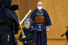 子どもたちの稽古の動きに目を光らす光川さん（須貝拓也撮影）