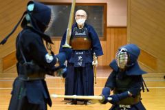 子どもたちの稽古の動きに目を光らす光川さん（須貝拓也撮影）
