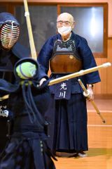 子どもたちの稽古の動きに目を光らす光川さん（須貝拓也撮影）