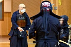 稽古中、子どもたちに指導を行う光川さん（須貝拓也撮影）