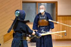 子どもたちの稽古の動きに目を光らす光川さん（須貝拓也撮影）