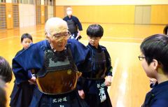 少年剣士らに声を掛ける光川さん（須貝拓也撮影）