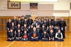 光川さん（前列中央）を囲む剣士たち（須貝拓也撮影）