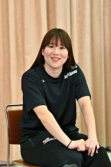 チームに加入し、今後の目標を笑顔で語る堀川桃香（金野和彦撮影）