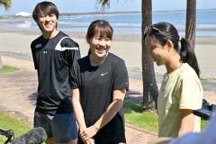 ヨガ体験を終え、記者の取材を受ける（右から）高木美帆、堀川桃香、野々村太陽（金野和彦撮影）